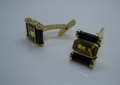 18ct Yellow Gold Sapphire and Onyx cufflinks 1