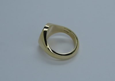 9ct signet ring with hand engraved chrest