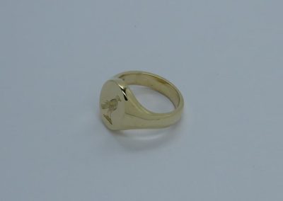 9ct signet ring with hand engraved chrest2